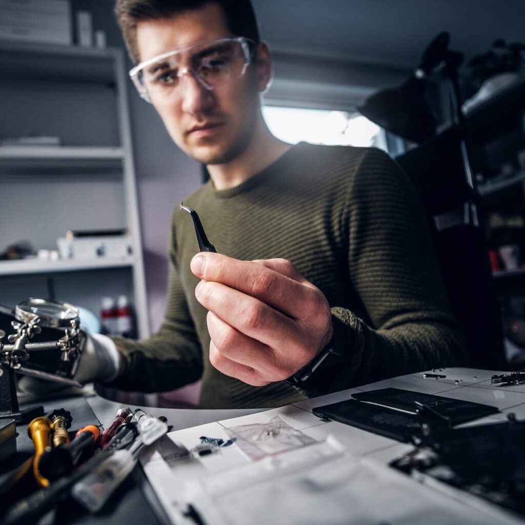 electronic-technician-repair-damaged-smartphone-in-2021-08-28-03-10-11-utc